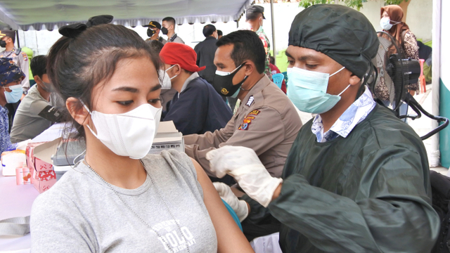 Warga menerima suntikan dosis pertama vaksin COVID-19 saat pelaksanaan vaksinasi COVID-19 Merdeka di Kota Kupang, NTT, Selasa (7/9). Foto: Kornelis Kaha/ANTARA FOTO