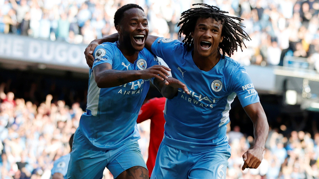 Pemain Manchester City Raheem Sterling merayakan gol pertama mereka dengan Nathan Ake, saat menghadapi Southampton, di Stadion Etihad, Manchester, Inggris, Sabtu (18/9). Foto: Phil Noble/REUTERS