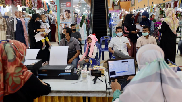 Ilustrasi warga menunggu giliran untuk vaksinasi di Pasar Aceh, Banda Aceh. Foto: Suparta/acehkini