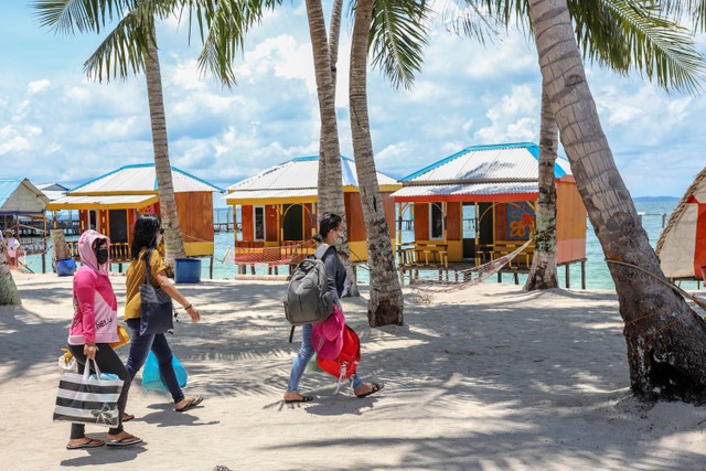 Sejumlah wisatawan berada di kawasan wisata Pulau Mubud, Batam, Kepulauan Riau, Sabtu(18/9).  Foto: Teguh Prihatna/ANTARA FOTO