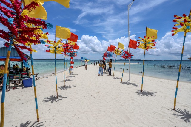 Sejumlah wisatawan berada di kawasan wisata Pulau Mubud, Batam, Kepulauan Riau, Sabtu(18/9). Foto: Teguh Prihatna/ANTARA FOTO