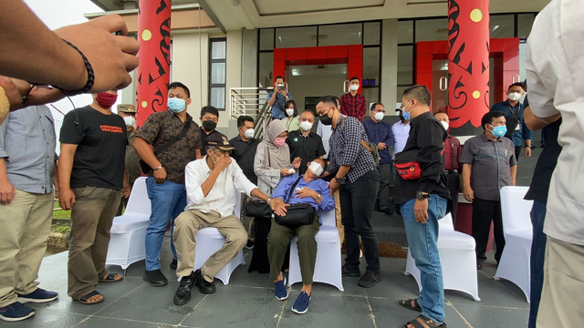 Bupati Sintang Jarot Winarno didampingi istri Fauziah Zaenal Ehsan menenangkan istri Wabup Sudiyanto saat di Bandara Supadio. (Foto: Prokopim Sintang)