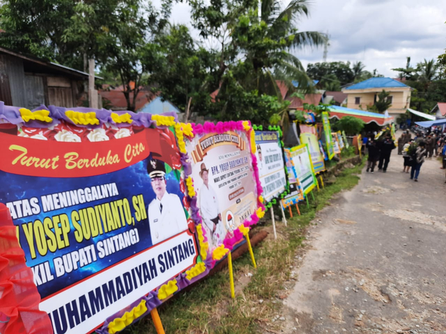 Karangan bunga memenuhi rumah duka Wakil Bupati Sintang yang wafat. Foto: Yus Rizal/Hi!Pontianak