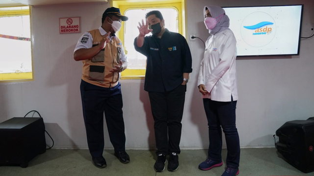 Menteri BUMN Erick Thohir dan Dirut ASDP Indonesia Ira Puspadewi di Pelabuhan Ketapang, Banyuwangi, Minggu (19/9).  Foto: ASDP Indonesia