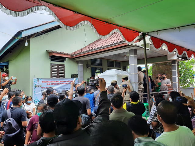 Jenazah almarhum Wabup Sintang Sudiyanto tiba di rumah duka Jalan Ade Irwan Gang Efata, Sintang. (Foto: Yusrizal/Hi! Pontianak)