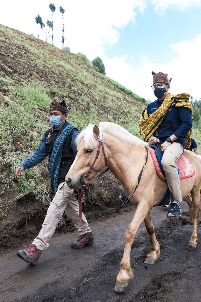 Menparekraf Sandiaga Uno di Desa Wisata Ranu Pani Lumajang. Foto:  Dok: Istimewa