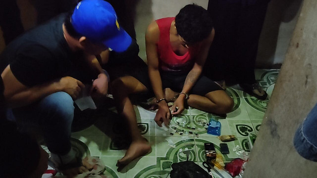 Satresnarkoba Polres Bangka Selatan saat gerebek rumah Ego yang diduga sebagai bandar narkoba.