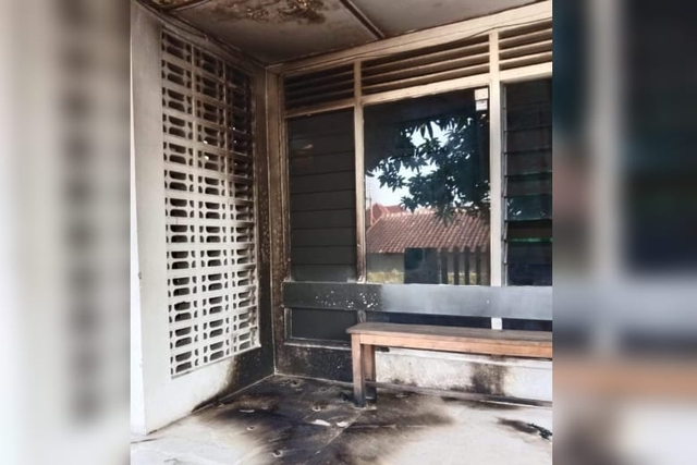 Kondisi Kantor LBH Yogyakarta yang dilempar molotov. Foto: Facebook/ Budi Mashturi