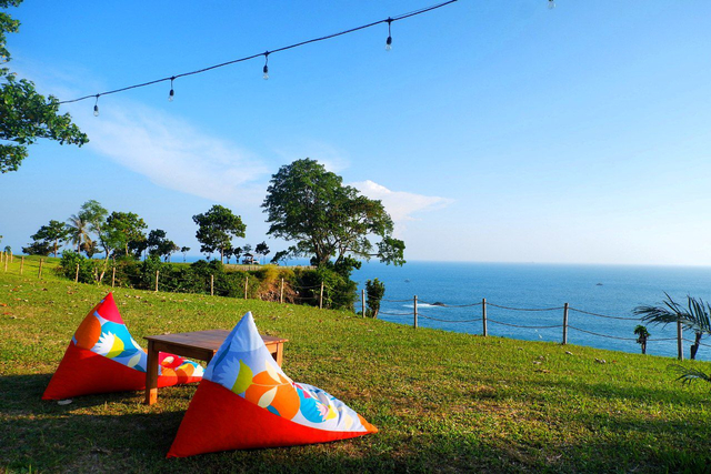 Suasana santai di Arang Lampung, langsung menghadap laut biru nan luas, Minggu (19/9) | Foto : Sidik Aryono/Lampung Geh