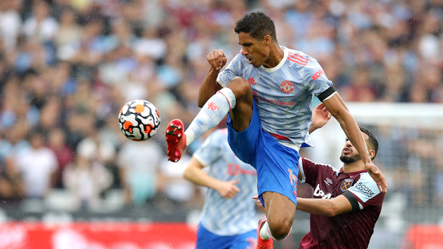 Raphael Varane beraksi di laga West Ham vs Manchester United. Foto: Reuters/David Klein