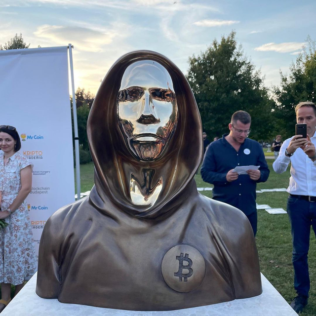 Patung Satoshi Nakamoto, Penemu kripto yang didirikan di Hungaria Foto: Yepwekan/Instagram