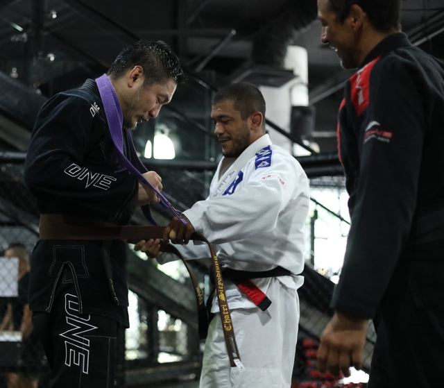 CEO dan Chairman ONE Championship, Chatri Sityodtong, menerima sabuk cokelat dalam Brazilian Jiu-Jitsu. Foto: Evolve MMA