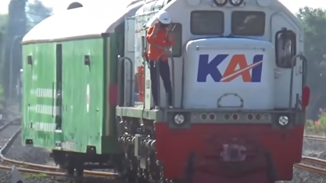 Terkuak cara mengirim mobil Presiden RI ke luar kota. (Foto: Boby Rachma/YouTube)