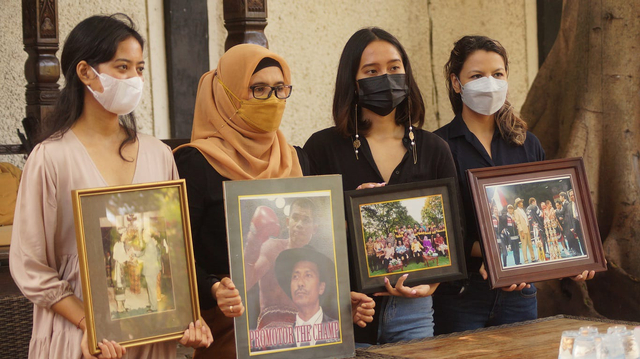 Dewi Tayeb (2 dari kiri) bersama anak-anaknya - IST