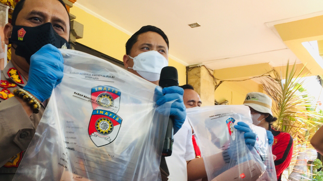 Barang bukti yang dihadirkan polisi di Polresta Denpasar. Foto: Denita BR Matondang/kumparan