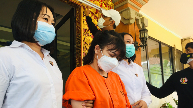 Polisi menunjukkan selebgram Kuda Poni di Polresta Denpasar.  Foto: Denita BR Matondang/kumparan