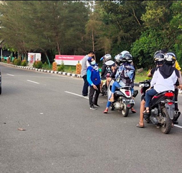 Petugas saat melakukan pengecekan para pengunjung yang akan masuk kawasan pantai Pasir Padi, Pangkalpinang.