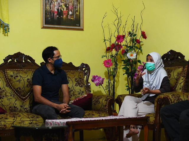 Mendikbudristek Nadiem Anwar Makarim saat berada di rumah calon guru penggerak. Dok. Kemendikbudristek.