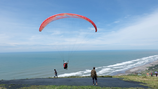 Ilustrasi paralayang. Foto: Shutter Stock