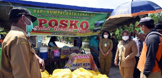 Bupati Kobar, Nurhidayah, saat memberikan bantuan bagi terdampak banjir di Desa Kumpai Batu Bawah. Foto: Prokom Kobar.