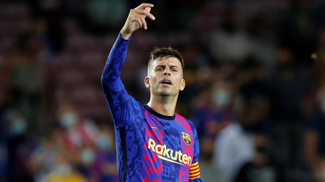 Reaksi pemain FC Barcelona Gerard Pique saat melawan Granada di Camp Nou, Barcelona, Spanyol. Foto: Albert Gea/REUTERS