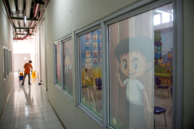 Petugas membersihkan salah satu lorong di Rumah Susun Pasar Rumput, Manggarai, Jakarta, Senin (20/9/2021). Foto: M Risyal Hidayat/Antara Foto
