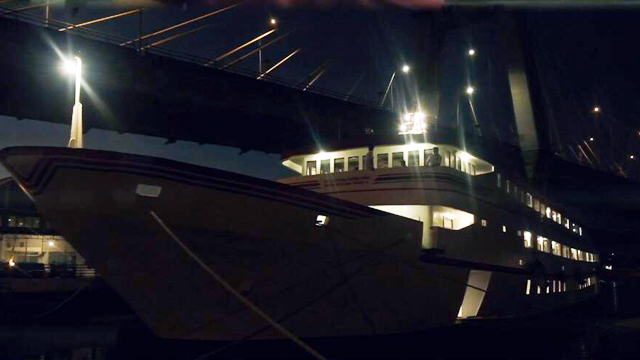 Kapal yang sandar di Pelabuhan Manado, bisa menggunakan Stasiun Penyedia Listrik Kapal Sandar (SPLIKS), untuk memenuhi kebutuhan listrik