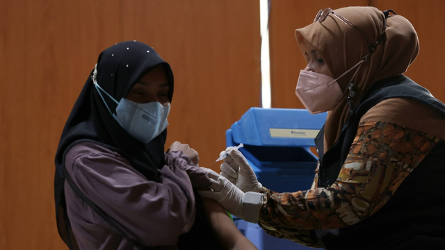 Seorang siswa mengikuti vaksinasi di Banda Aceh. Foto: Abdul Hadi/acehkini