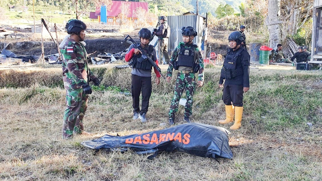 Jenazah Suster Gabriella setelah berhasil dievakuasi dari jurang dengan kedalaman 300 meter dan kecuraman 90 derajat. (Dok Penrem 172/PWY)   
