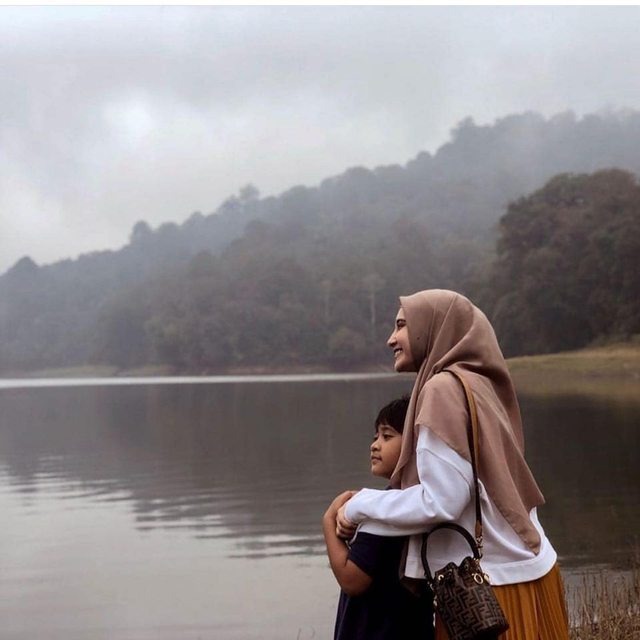 Momen Zaskia Sungkar dan anak angkatnya, Rizky Rakhmani. Foto: Instagram @zaskiasungkar15