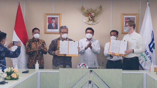 Penandatanganan kerja sama PT KAI dengan Pertamina Rosneft untuk menghidupkan kembali jalur kereta Tuban. Foto: Pertamina Rosneft