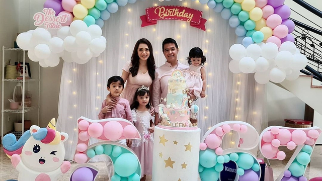 Maya Septha dan keluarganya. Foto: Instagram/@mayaseptha7
