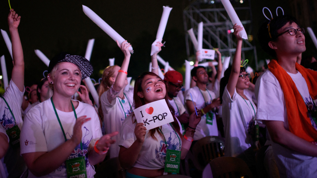 Ilustrasi fans KPop. Foto: ED JONES / AFP