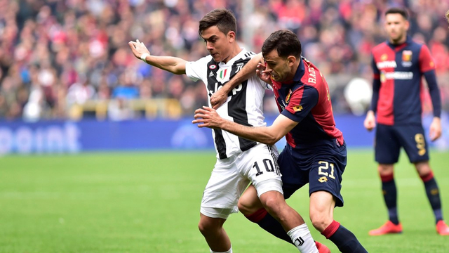 Paulo Dybala (kiri) berduel dengan Ivan Radovanovic (kanan) pada laga Genoa vs Juventus. Foto: Massimo Pinca/Reuters