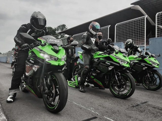 Mencoba Kawasaki Ninja ZX-25R di Sirkuit Sentul. Foto: Bangkit Jaya Putra/kumparan