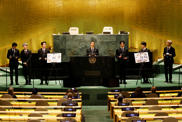 Anggota boy band Korea Selatan BTS memberikan pidato di acara SDG Moment sebagai bagian dari Debat Umum sesi ke-76 Majelis Umum PBB di Markas Besar PBB, New York, Amerika Serikat.  Foto: John Angelillo/Pool/REUTERS