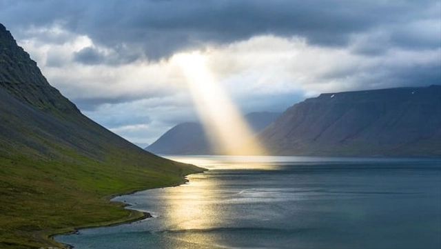 Ilustrasi kenikmatan duniawi. Foto: Unsplash/@cant89