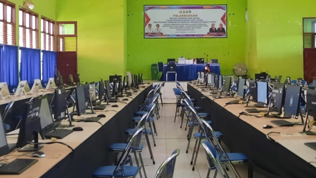 Pelaksanaan tes SKD CPNS Kabupaten Kolaka Timur terpaksa ditunda akibat jaringan down. Foto: Deden Saputra/kendarinesia.