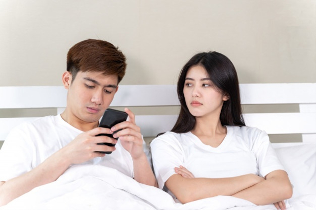 Ilustrasi suami cuek yang lebih sibuk bermain handphone. Foto: Freepik