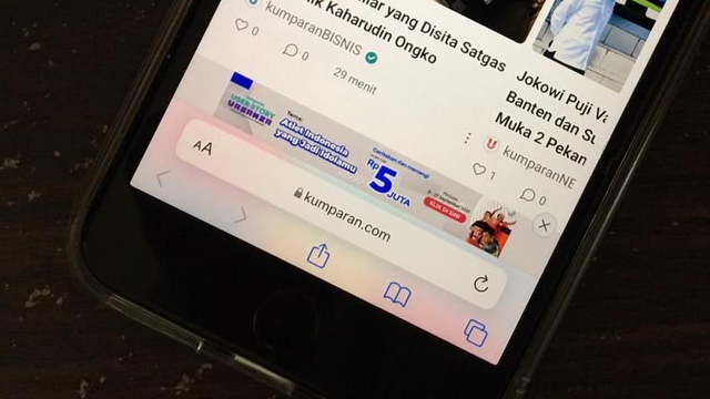 Address bar browser Safari di iOS 15 yang secara default ada di bawah. Foto: Farren Sahertian/kumparan