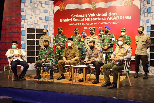 Gubernur, Kapolda dan Pangdam IM mengikuti serbuan vaksinasi dan bakti sosial nusantara yang digelar Alumni Akbari 98 di Aceh, Selasa (21/9/2021). Foto: Humas Setda Aceh