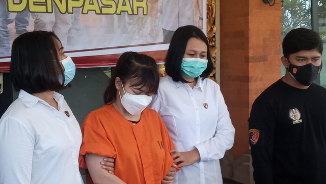 Selebgram RR saat ditunjukkan polisi di Polrestas Denpasar, Bali - WIB