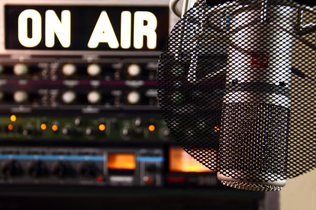 Radio adalah salah satu media yang bisa dimanfaatkan untuk mengiklankan produk atau layanan. Sumber: Unsplash.com