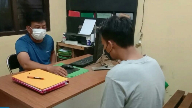 Nurkholis (kanan) saat dimintai keterangan oleh penyidik Satreskrim Polsek Warungkondang Resor Cianjur. Foto: Dok. Istimewa