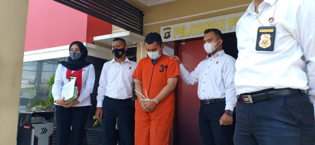 Junaidi, pelaku pencabulan terhadap 26 muridnya saat diamankan di Polda Sumsel. (foto: dok. istimewa)