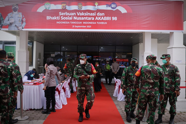Alumni Akabri 98 (saat itu TNI dan Polri masih jalani pendidikan bersama-red) menggelar serbuan vaksinasi dan bakti sosial nusantara di Aceh, Selasa (21/9). Foto: Abdul Hadi/acehkini  