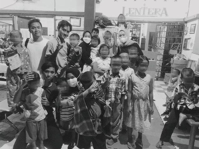Foto bersama Yayasan Lentera Surakarta. Source: Afra Syamara