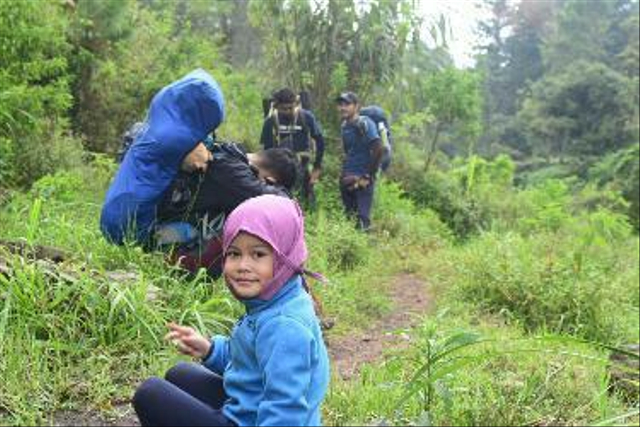 Jasmine Almahyra Rinjani saat mendaki Gunung Slamet bersama orang tuanya melalui jalur Permadi Guci. (foto istimewa)