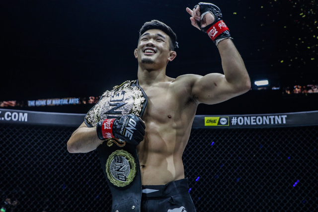 Christian Lee menyandang sabuk Juara Dunia ONE Lightweight. Foto: ONE Championship