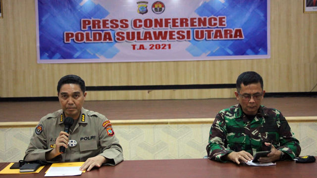 Kabid Humas Polda Sulut, Kombes Pol Jules Abraham Abast bersama Kapendam XIII/Merdeka Letkol Inf Jhonson Sitorus, saat memberikan keterangan terkait dengan sengkarut tanah Ciputra di Sulut, yang menjadi viral usai beredarnya surat dari Brigjen TNI Junior Tumilaar. (foto: dokumen istimewa)